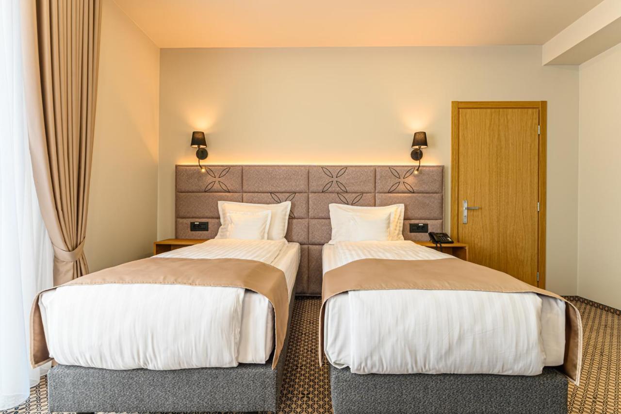 Hotel Dukat Gura Humorului Ngoại thất bức ảnh