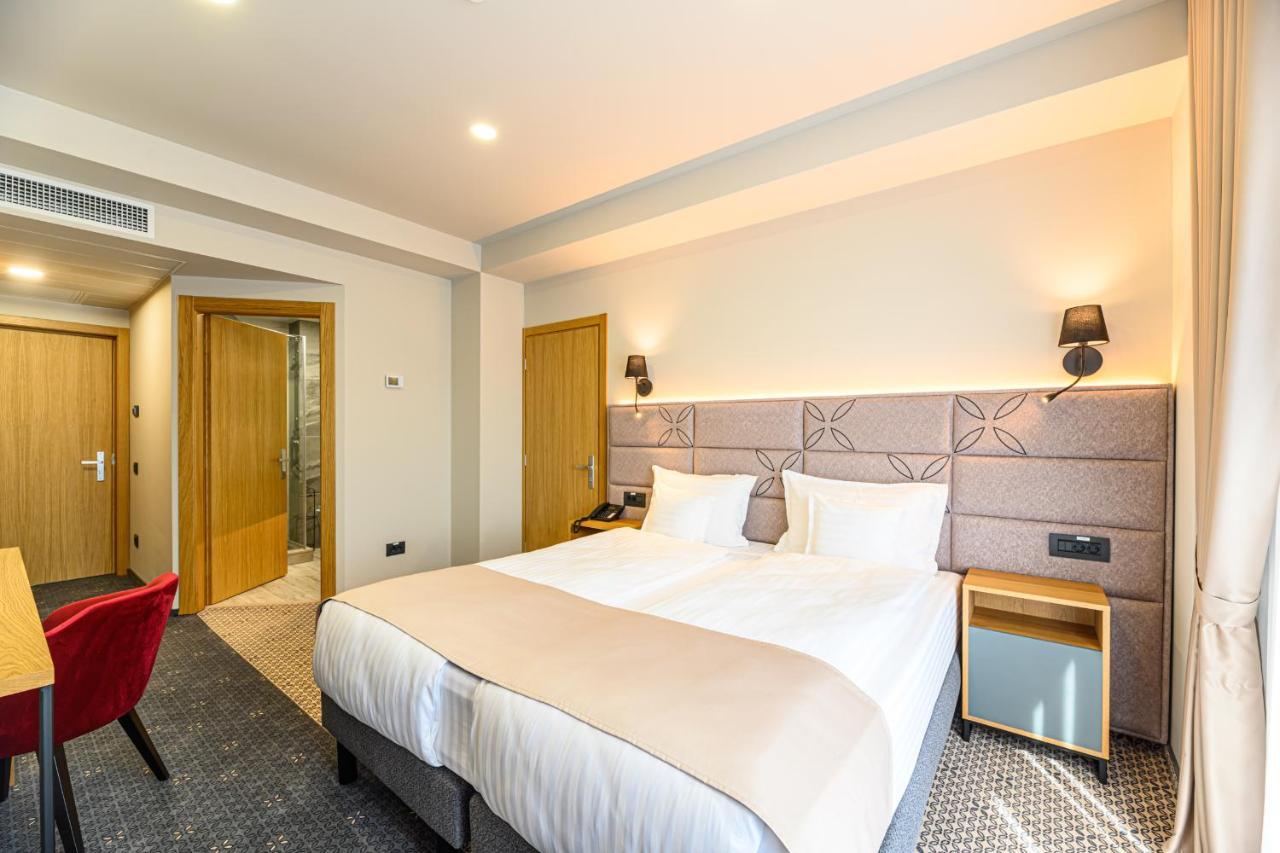 Hotel Dukat Gura Humorului Ngoại thất bức ảnh