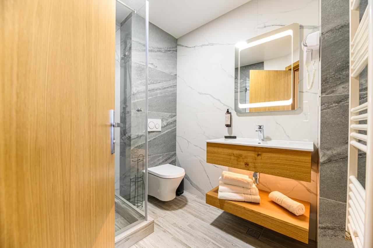 Hotel Dukat Gura Humorului Ngoại thất bức ảnh
