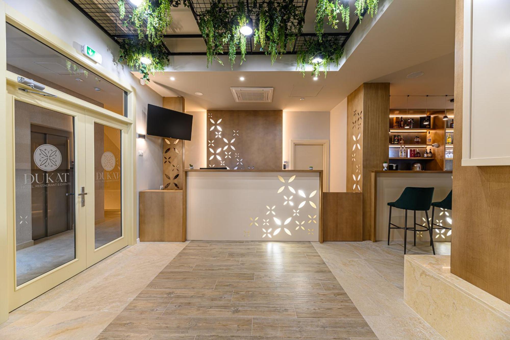 Hotel Dukat Gura Humorului Ngoại thất bức ảnh