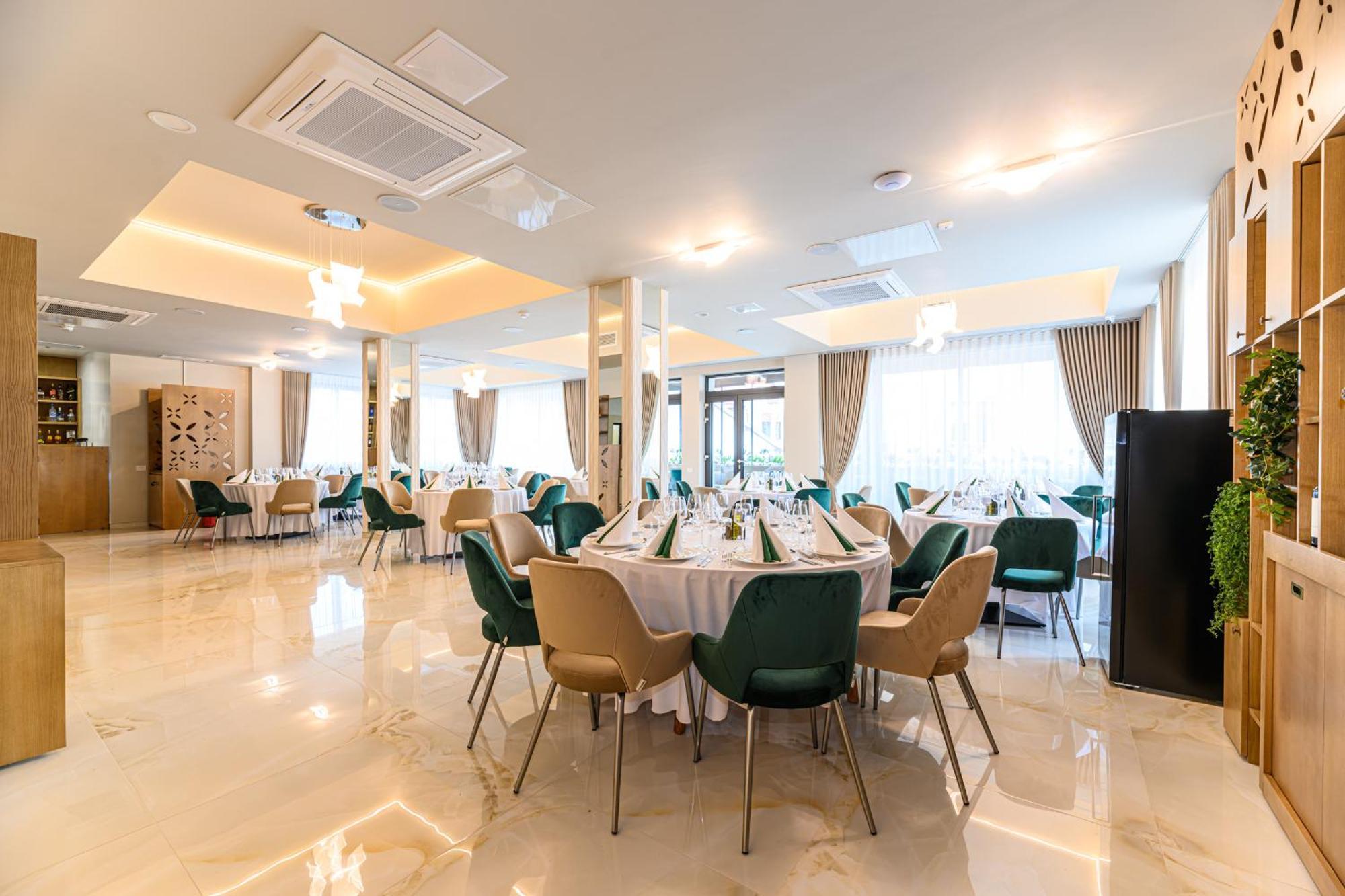 Hotel Dukat Gura Humorului Ngoại thất bức ảnh