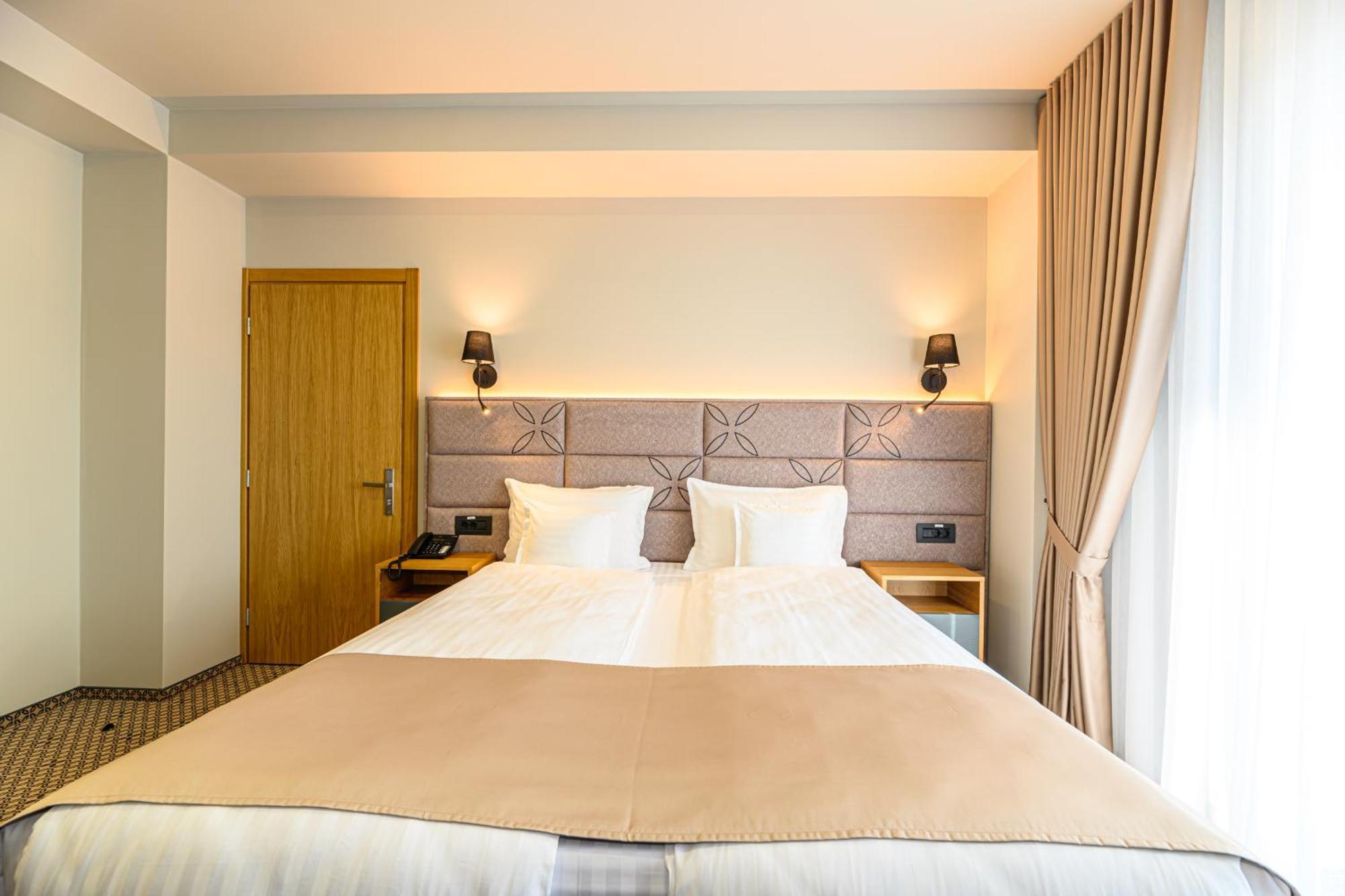 Hotel Dukat Gura Humorului Ngoại thất bức ảnh